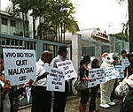 Click image for larger version

Name:	peta%20protest2.jpg
Views:	122
Size:	89.4 KB
ID:	9527